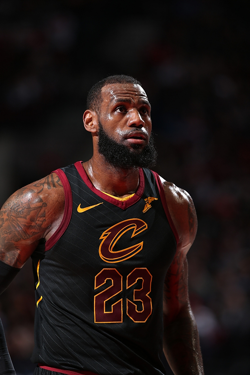 九游平台包含詹姆斯重返赛场，夺冠首场状态出色，中国队观众沸腾！再创辉煌时刻的词条